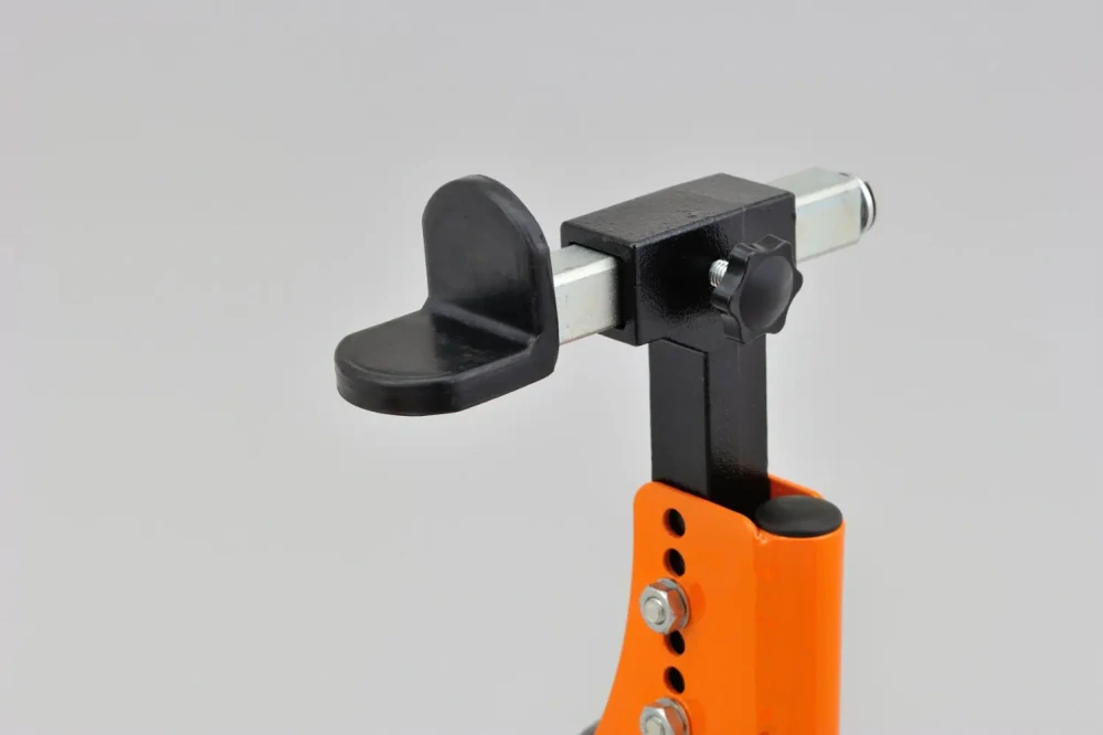 Nastavitelný motocyklový zadní stojan DAYTONA ADJUSTABLE REAR STAND 27934 barva oranžová/černá, nosnost stojanu 200 kg