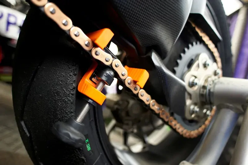 Měřič napnutí řetězu motocyklového řetězu TRU TENSION MOTORCYCLE CHAIN TENSIONING TOOL M001