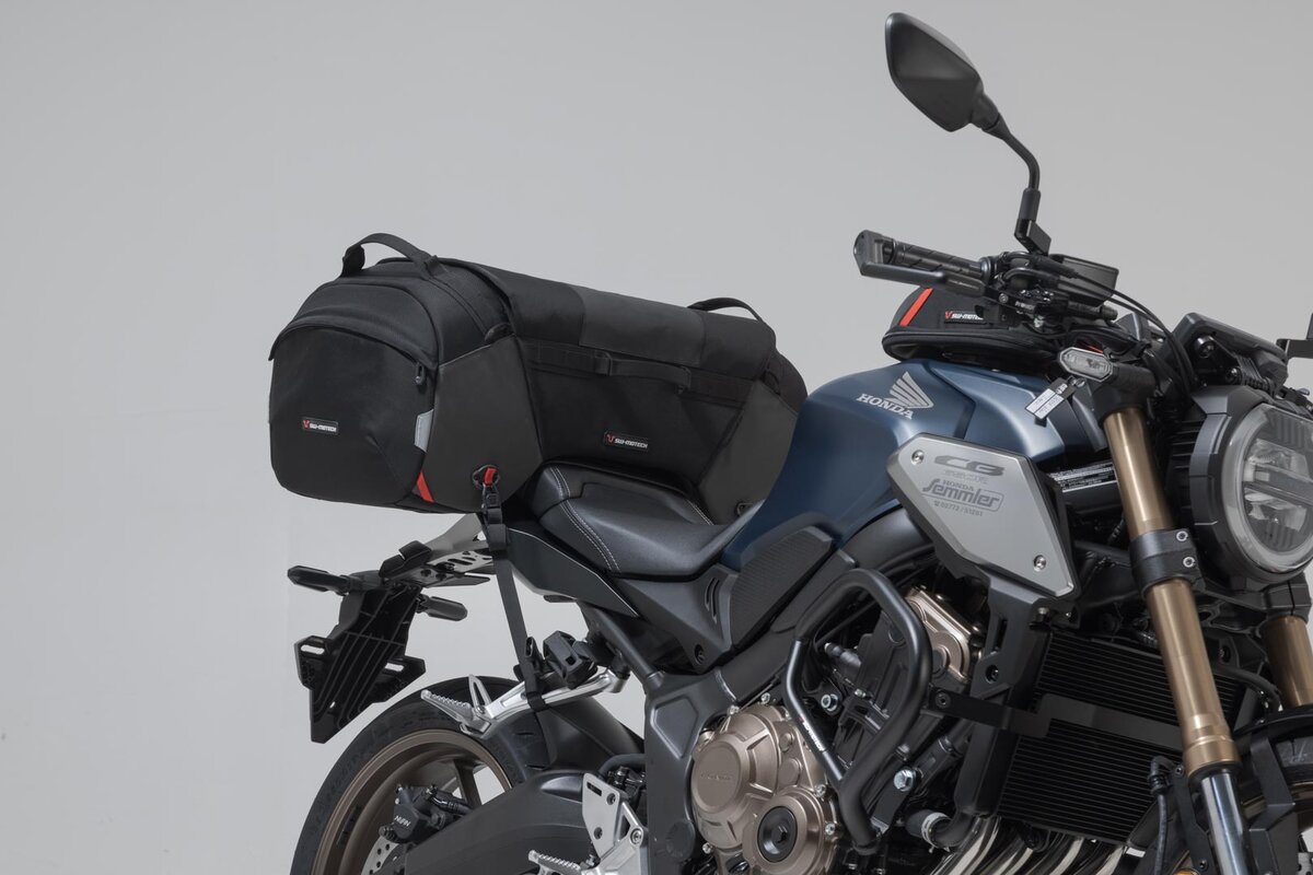 Zadní taška/brašna na motocykl SW-MOTECH PRO TRAVELBAG TAIL BAG 1680D černá/šedá antracit, rozměr 75,0 x 33,5 x 31,0 cm, objem 65 litrů