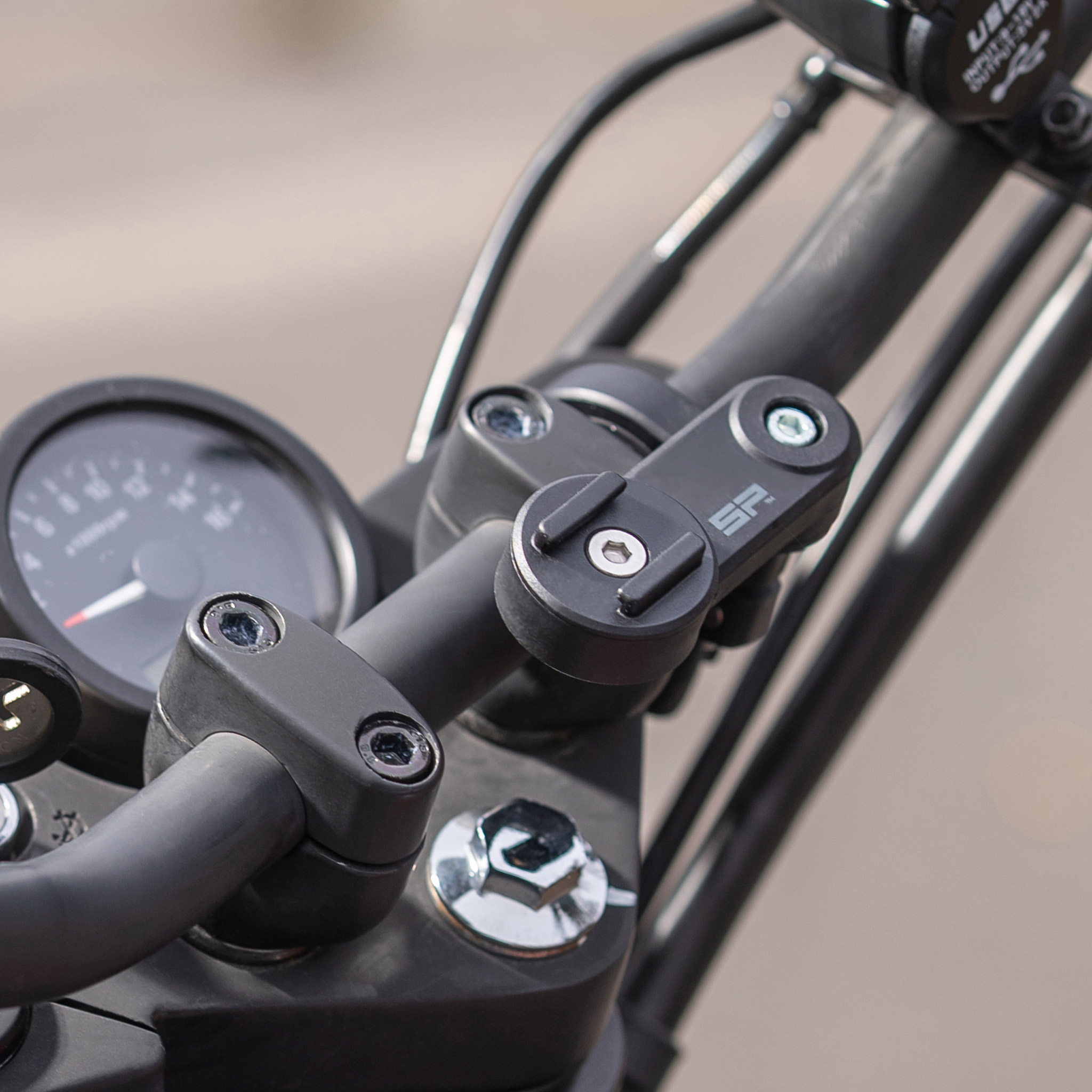 Držák mobilního telefonu na motocykl SP CONNECT MOTO MOUNT LT 53128 na řídítka s průměry 22mm-31,8mm 