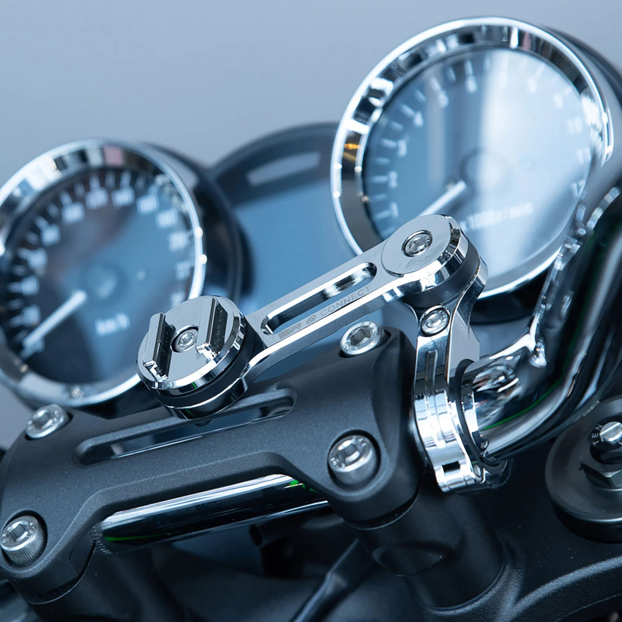 Držák mobilního telefonu SP CONNECT MOTO MOUNT PRO 53129 barva chromová, pro průměr řidítek 1/4”, 1/8”, 1”, 7/8”