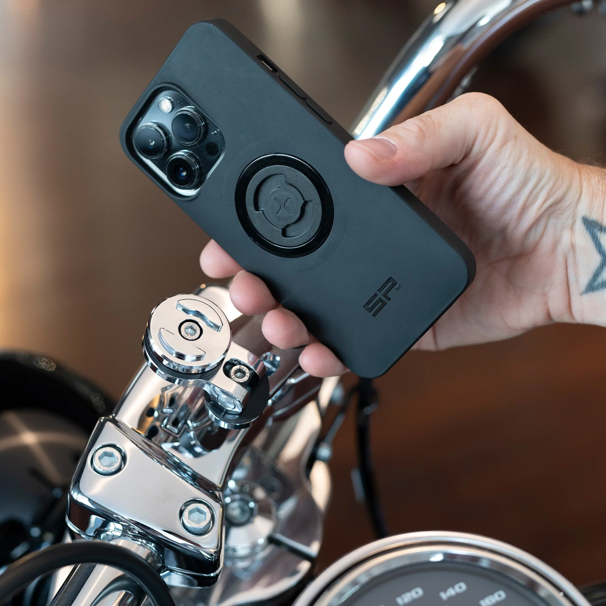 Držák mobilního telefonu do držáku řidítek SP CONNECT BAR CLAMP MOUNT PRO 53238 barva chromová