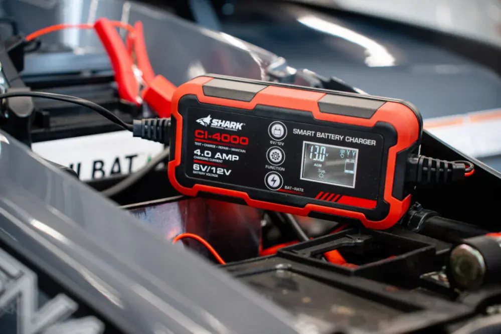 Inteligentní 4A nabíječka pro všechny 12V / 6V / nabíječka baterií SHARK BATTERY CHARGER CI-4000 LI-ION, AGM, GEL AJ. 