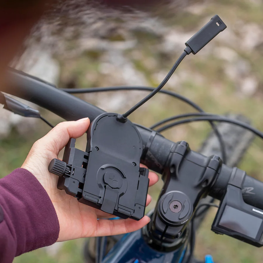 Všestranný a stabilní univerzální držák SP CONNECT  Universal  Universal Charging Phone Clamp / SPC+ 52812 pro telefony o šířce 61-85 mm a výšce do 11 mm