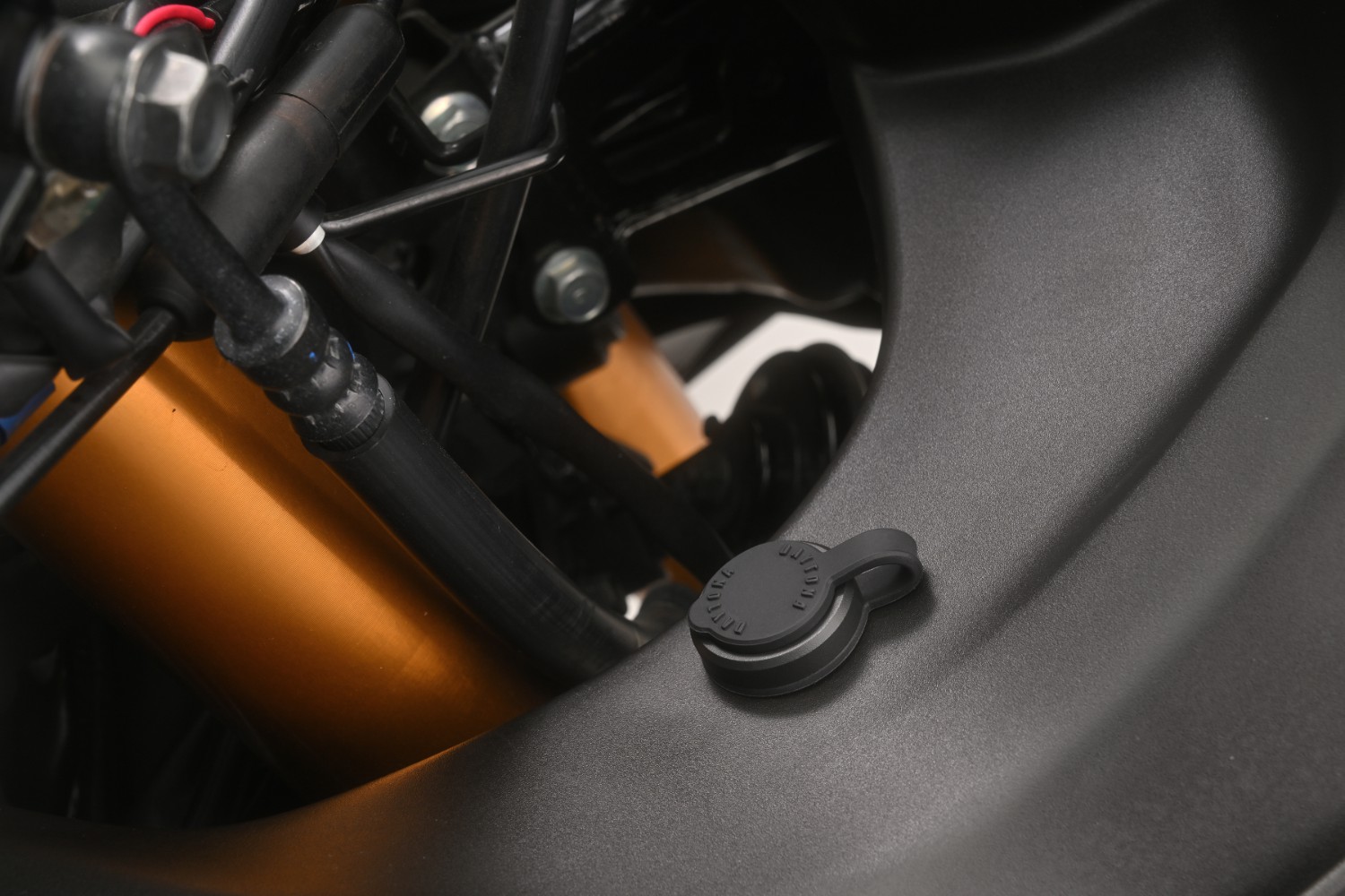 USB-C zásuvka pro motocykl DAYTONA USB TYPE-C COWL FAIRING MOUNT Ø20MM