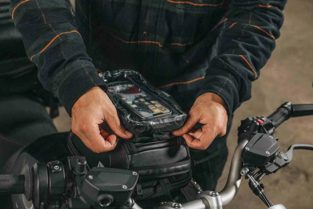 Přepravní taška / obal na smartphone k tank bagu na nádrž motocyklu SW MOTECH LEGEND SMARTPHONE BAG barva černá, rozměr 11,0 x 19,0 x 2,5 cm