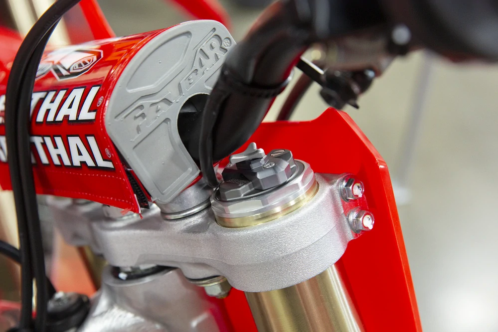Přípravek pro nastavení tlumení komprese vidlic motocyklu MOTION PRO COMPRESSION ADJUSTER 11-0123 pro vidlice SHOWA TALL, pár