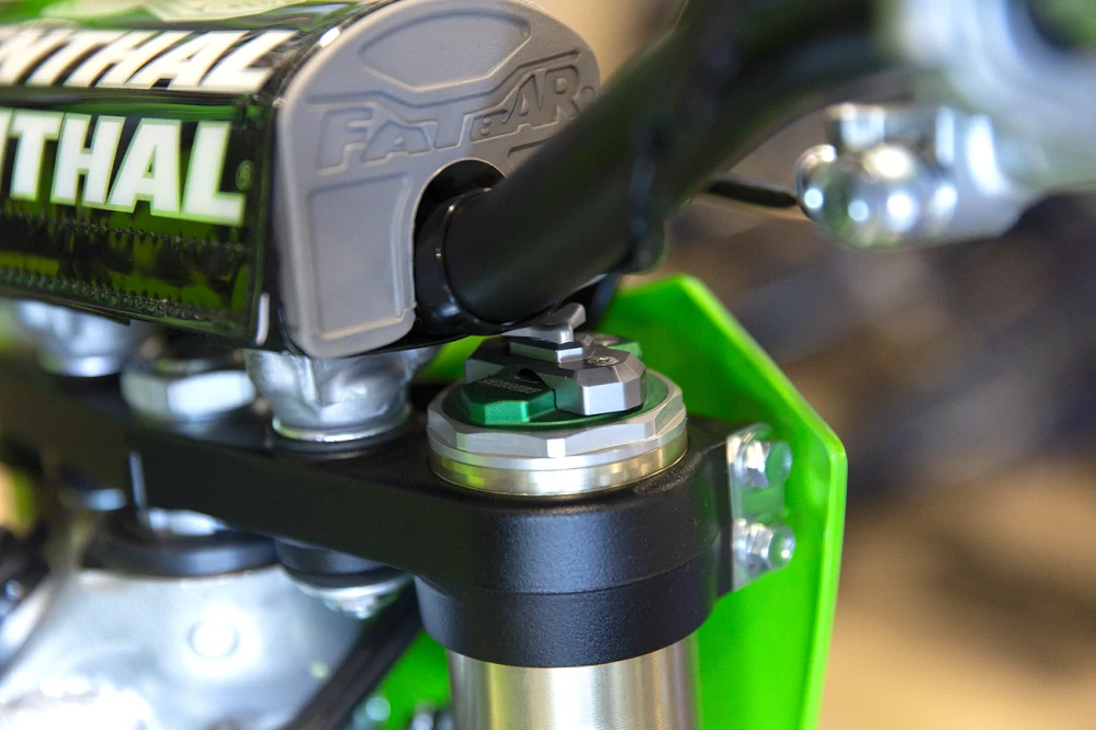 Přípravek pro nastavení tlumení komprese vidlic motocyklu MOTION PRO COMPRESSION ADJUSTER 11-0122 pro vidlice SHOWA SHORT, pár