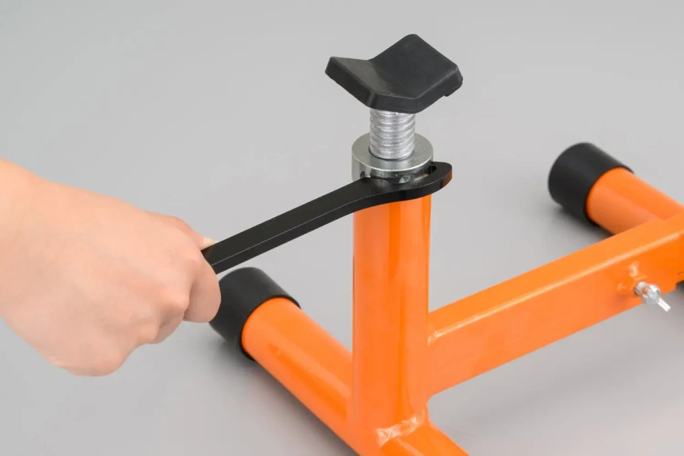 Nastavitelný motocyklový stojan DAYTONA ADJUSTABLE LIFT STAND 27934 barva oranžová/černá, nosnost stojanu 200 kg, zvedací výška max. 270 mm