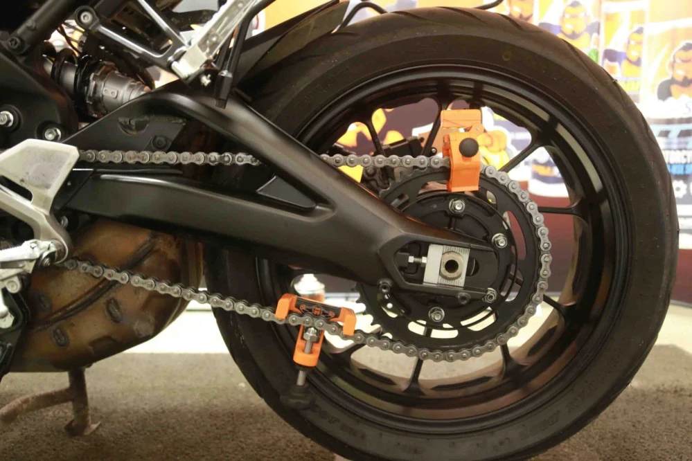 Laserový přípravek pro přesné seřízení zadního kola motocyklu TRU TENSION MOTORCYCLE CHAIN TENSIONING TOOL M002 