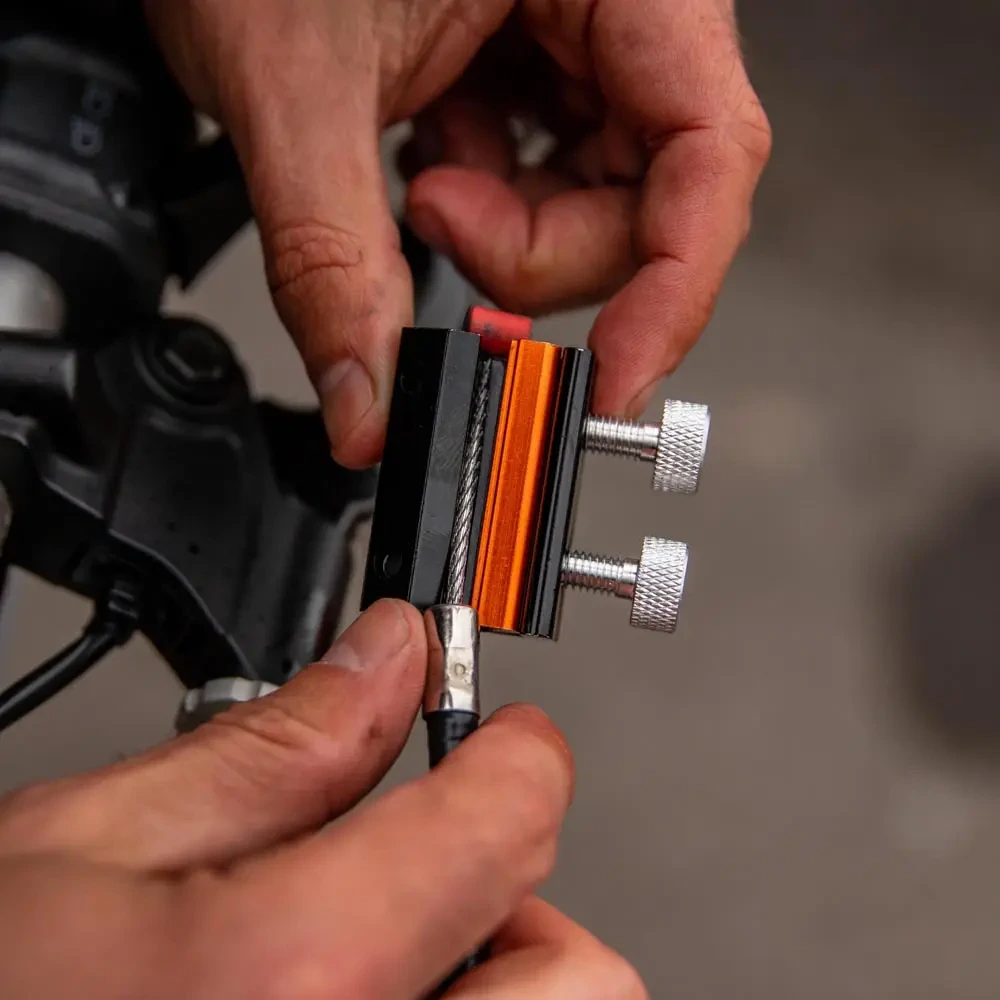 Mazací přípravek na lanka / Maznice lanovodů / přípravek na mazání bowdenu a lanka u motocyklu TRU TENSION CABLE LUBRICATOR M034