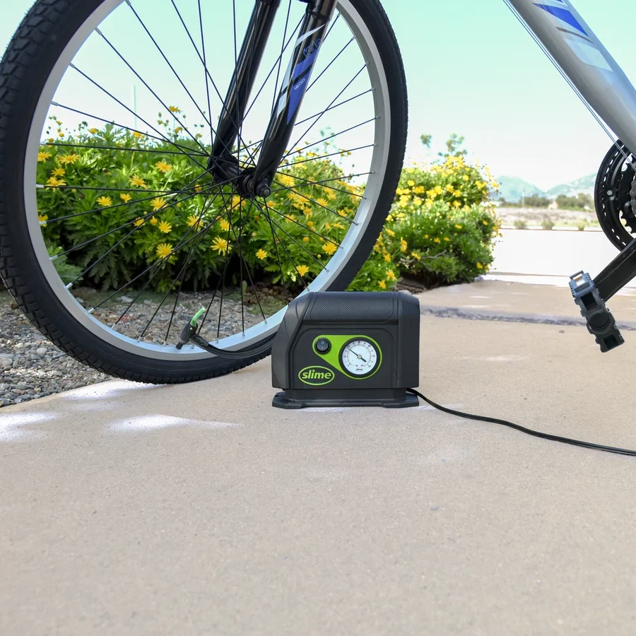 a Přenosný mini kompresor pro nafukování pneu 12V SLIME TYRE INFLATOR 
