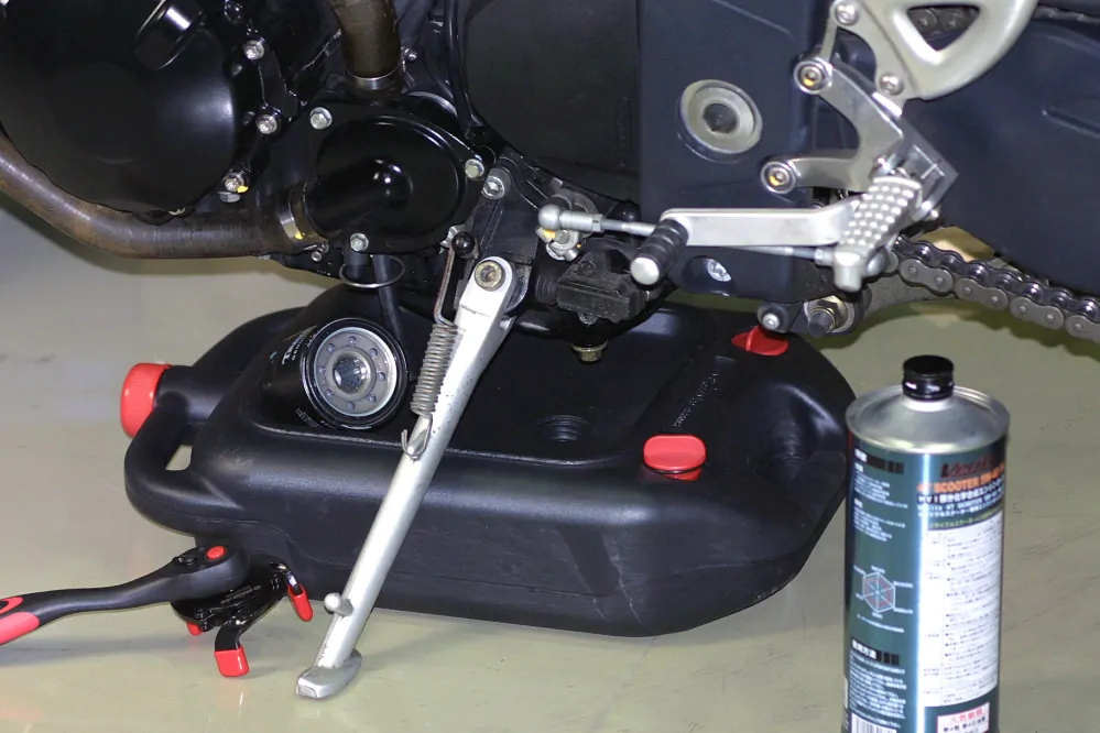 NÁDRŽ NA VYPOUŠTĚNÍ OLEJE (PLAST, 4 LITRŮ OBJEM) BIKESERVICE