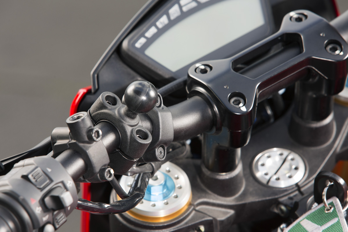 a Držák na řidítka RAM MOUNTS RAMB408-112-15U BASE BAR CLMP 1 1/8-1 1/2