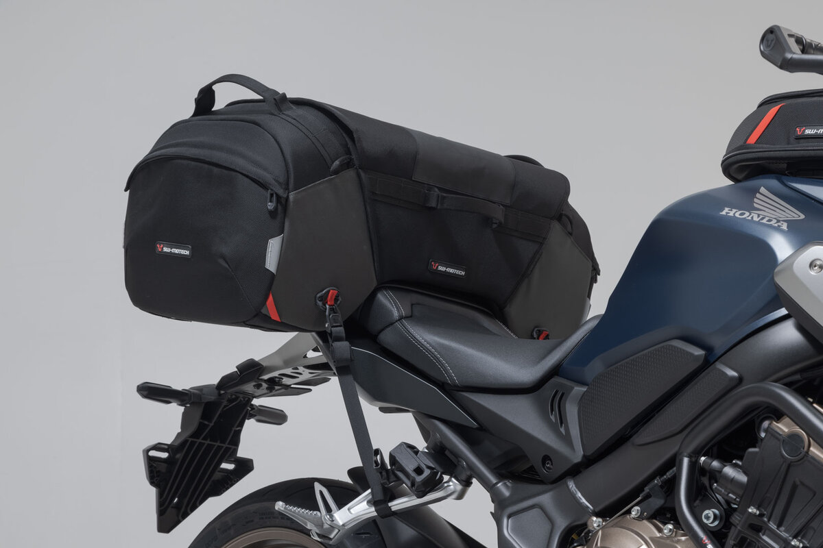Zadní taška/brašna na motocykl SW-MOTECH PRO TRAVELBAG TAIL BAG 1680D černá/šedá antracit, rozměr 75,0 x 33,5 x 31,0 cm, objem 65 litrů