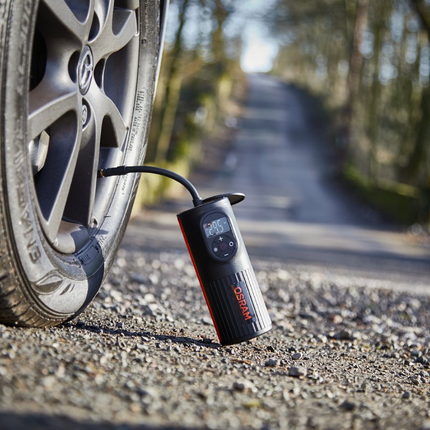 Kompaktní dobíjecí kompresor OSRAM TYREINFLATE 2000 s digitálním podsvíceným displejem pro snadnější a přesnější měření tlaku a nahuštění pneumatik