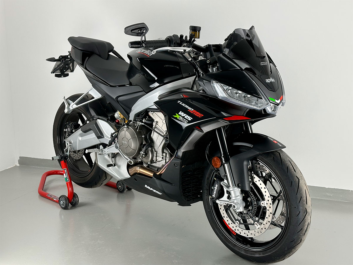 a Plexi motocyklu WRS verze SPORT pro motocykly APRILIA TUONO V4 1100 RR ABS viz popis rok 2021-2023, výška 23,5 cm, šíře 34 cm, barva tmavě kouřová