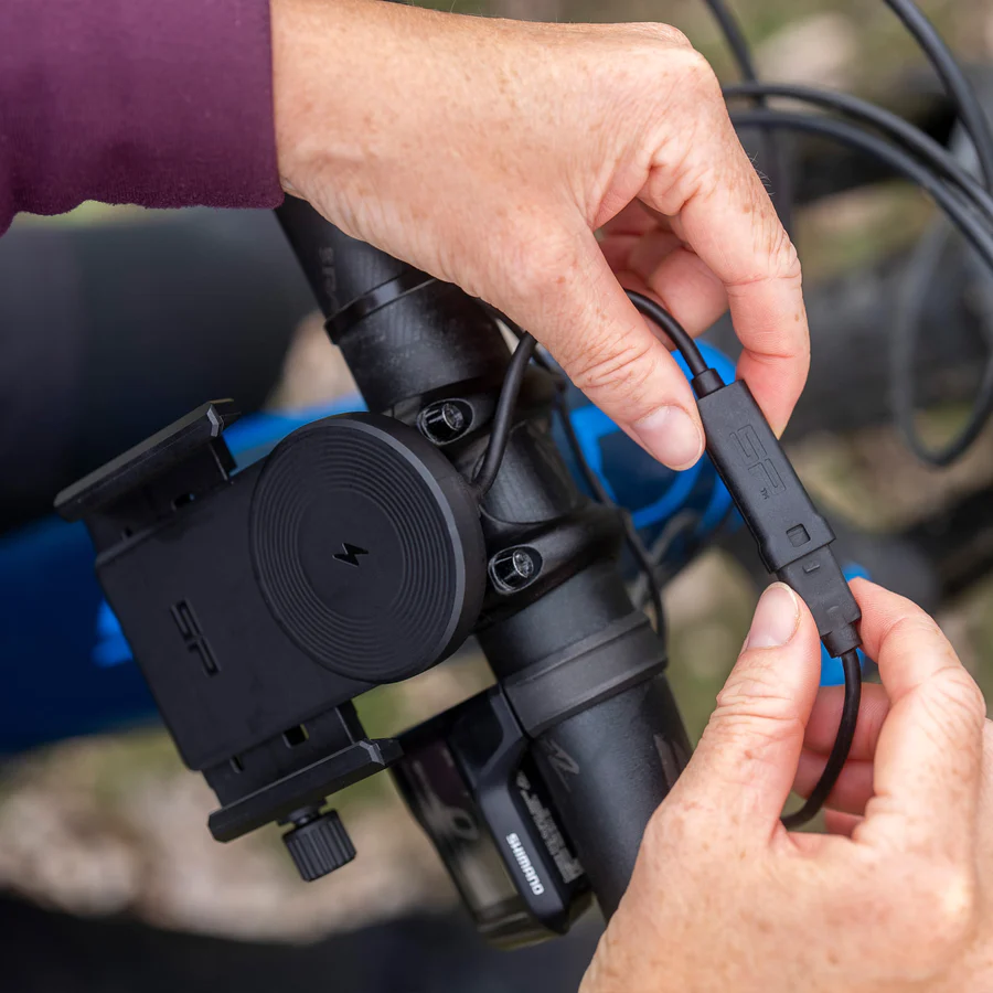 Všestranný a stabilní univerzální držák SP CONNECT  Universal  Universal Charging Phone Clamp / SPC+ 52812 pro telefony o šířce 61-85 mm a výšce do 11 mm