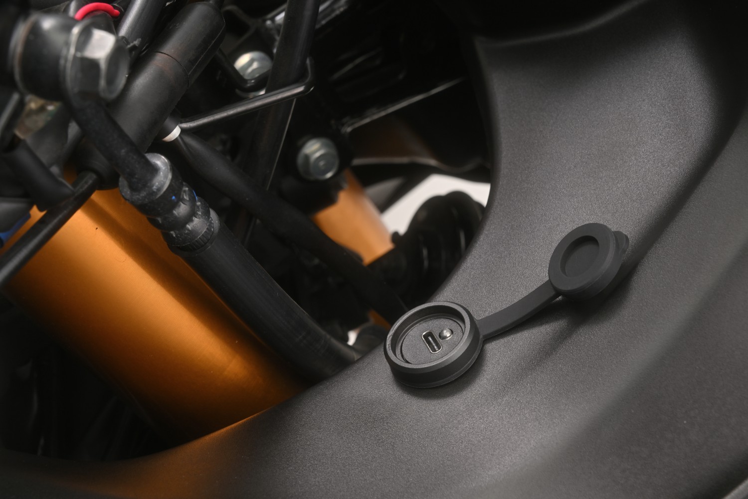 USB-C zásuvka pro motocykl DAYTONA USB TYPE-C COWL FAIRING MOUNT Ø20MM