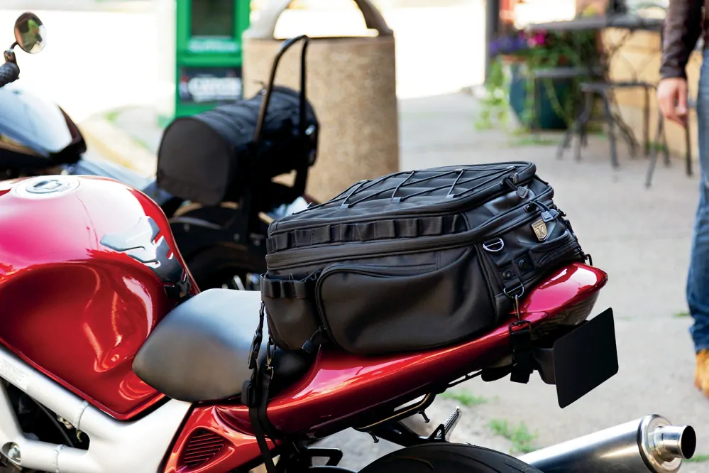 Textilní brašna na sedadlo motocyklu KURYAKYN BAG TAIL MOMENTUM ROAMER kapacita 30,5 litru