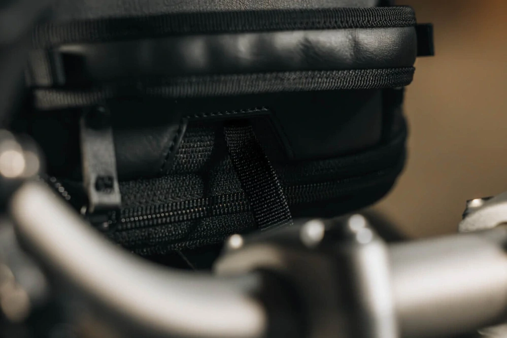 Tank bag na nádrž motocyklu SW MOTECH TANKBAG MAGNET LEGEND LT3 BARVA ČERNÁ objem 3,5–5,5 l