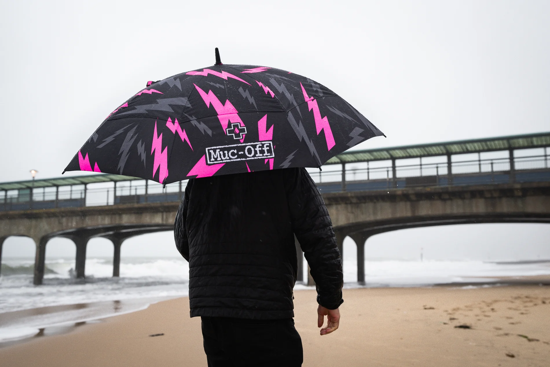 Deštník MUC-OFF BOLT UMBRELLA rozpětí 130 cm barva černá/růžová 