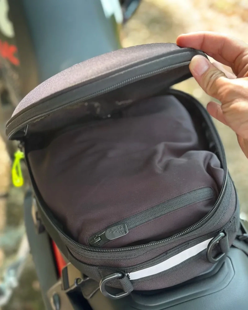 Tangbag na zadní sedadlo motocyklu OJ ATMOSFERE SEAT BAG REAR BOOST 	M2270 objem 6 litrů, barva černá 