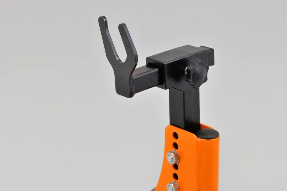 Nastavitelný motocyklový zadní stojan DAYTONA ADJUSTABLE REAR STAND 27934 barva oranžová/černá, nosnost stojanu 200 kg