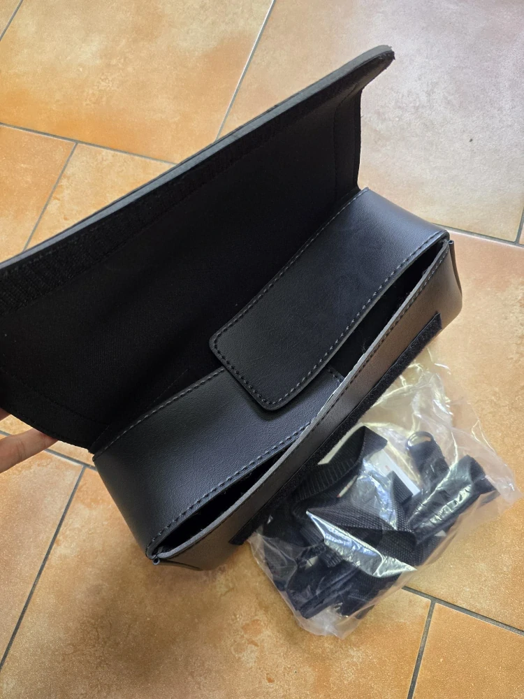 a Rolka na chopper Saddlemen Highwayman tool bags-CLASSIC velikost L rozměr 30,5 cm x 10 cm x 14 cm 