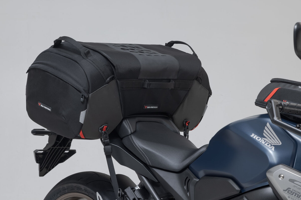 Zadní taška/brašna na motocykl SW-MOTECH PRO TRAVELBAG TAIL BAG 1680D černá/šedá antracit, rozměr 75,0 x 33,5 x 31,0 cm, objem 65 litrů