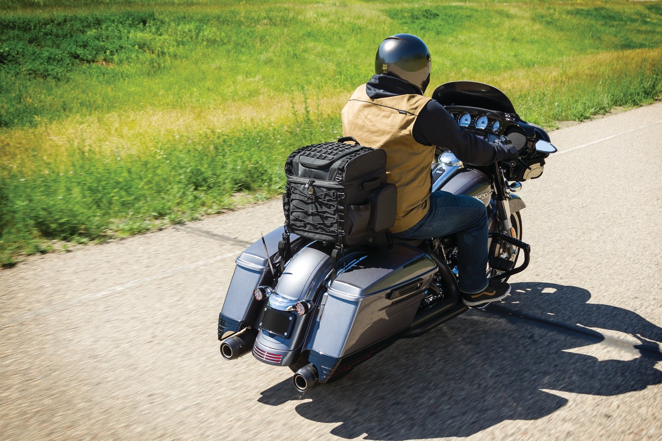 Textilní brašna na motocykl KURYAKYN BAG MOMENTUM VAGABOND černá objem 45,9 litrů 