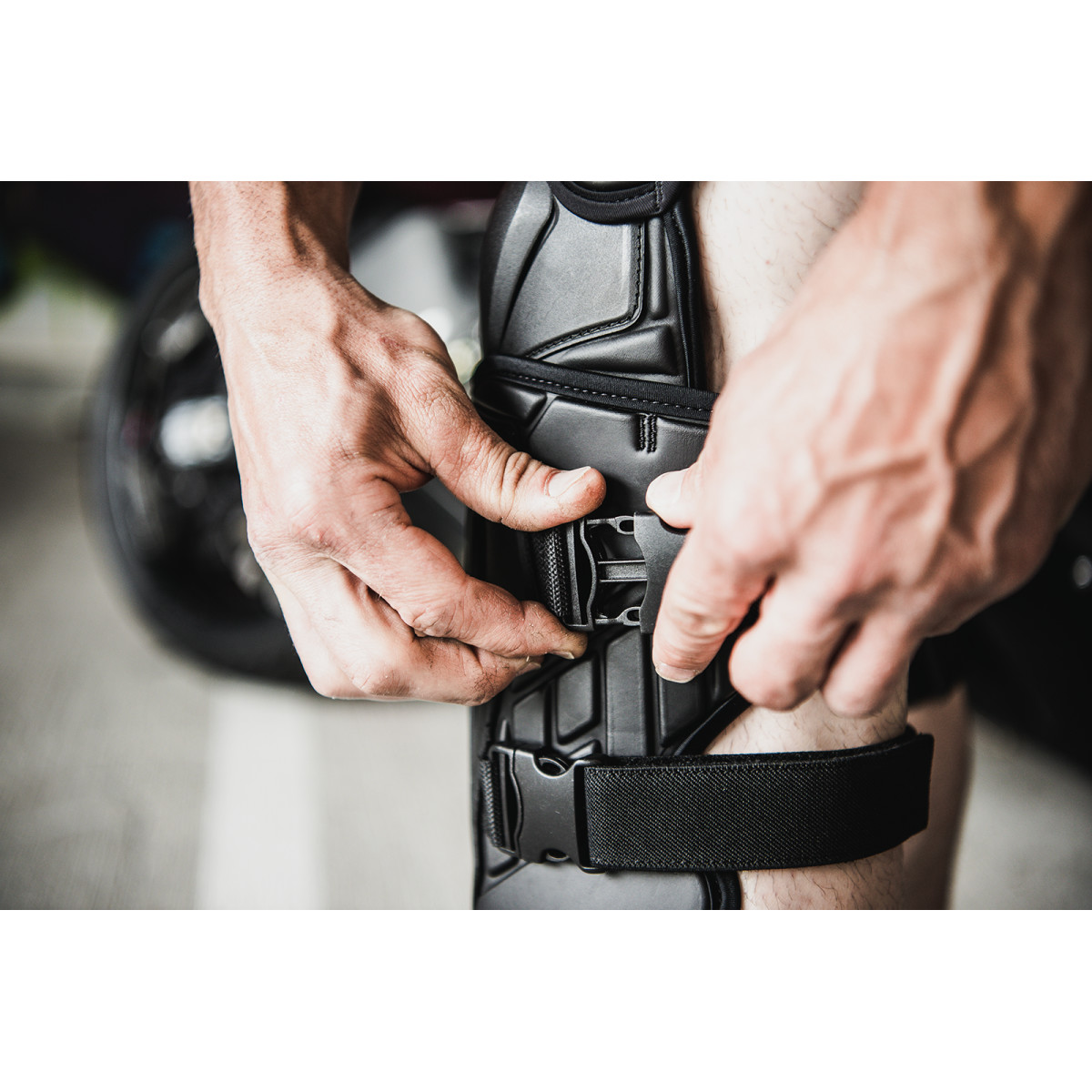 Kolenní chrániče ICON KNEE FIELD ARMOR 3 černé vel. S/M
