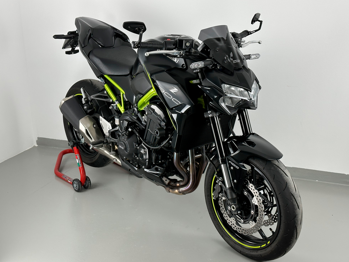 Plexi motocyklu WRS verze SPORT pro motocykly KAWASAKI Z 900 ABS rok 2020-2024, výška 23,5 cm, šíře 28 cm, barva tmavě kouřová