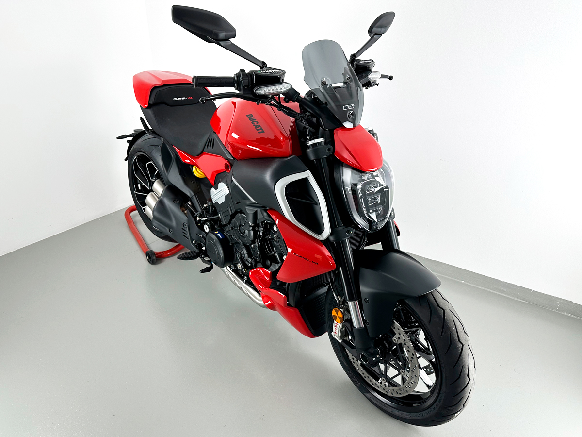 Plexi motocyklu WRS TOURING pro DUCATI DIAVEL V4 1200 ABS rok 2023, výška plexi 33,5 cm, šíře plexi 28 cm, barva tmavě kouřové 
