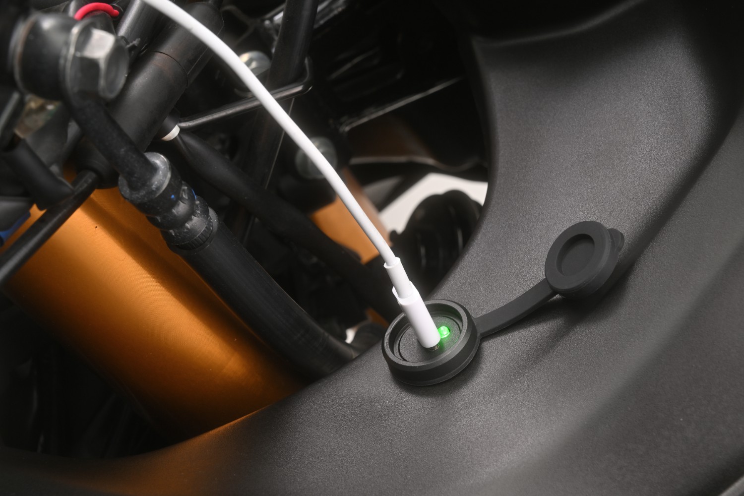 USB-C zásuvka pro motocykl DAYTONA USB TYPE-C COWL FAIRING MOUNT Ø20MM