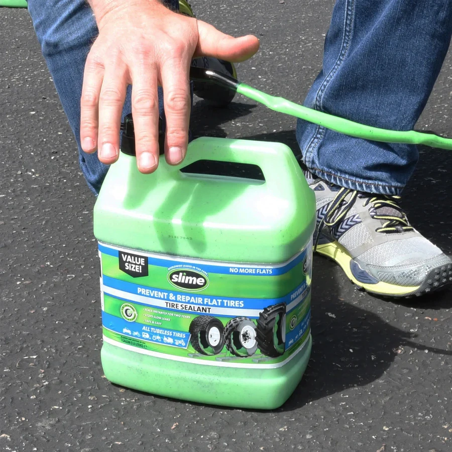 Utěsňovací přípravek  pro bezdušové  pneu SLIME TUBE TIRE SEALANT obsah 1 galon = 3,7 litrů