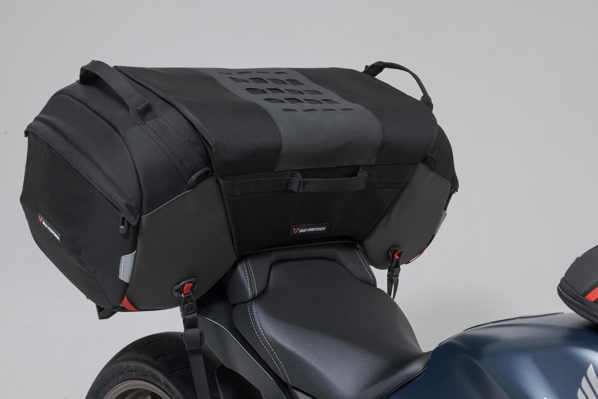 Zadní taška/brašna na motocykl SW-MOTECH PRO TRAVELBAG TAIL BAG 1680D černá/šedá antracit, rozměr 75,0 x 33,5 x 31,0 cm, objem 65 litrů
