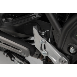 A Ochranný kryt zadní brzdové pumpy SW-MOTECH pro YAMAHA XTZ 690 Tenere 700 2019-2022
