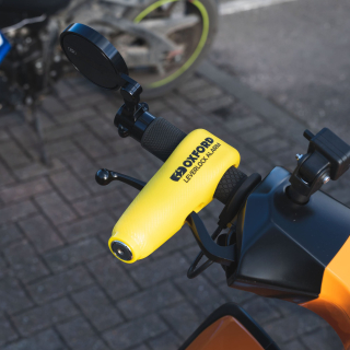 Zámek páčky přední brzdy motocyklu včetně alarmu OXFORD LEVERLOCK ALARM pro průměr gripů od 28 do 38 mm