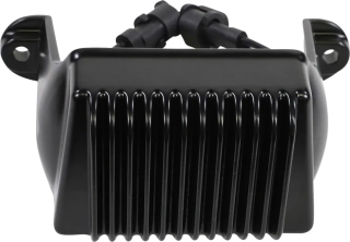 Regulátor dobíjení / regulátor napětí DRAG SPECIALTIES PREMIUM VOLTAGE REGULATOR pro HARLEY DAVIDSON FLHT/ FLHR/ FLHX/ FLTR rok 2006-2008 barva černá