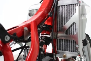 Výztuhy chladičů motocyklu AXP RACING RADIATOR BRACES pro BETA RR/ Racing 2T 125/ 200/ 250/ 300 rok 2020-2023 