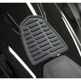 Samolepka - tank pad na nádrž motocyklu ONEDESIGN TANKPAD SOFT TOUCH ČERNÁ rozměr 90mm x 102 mm