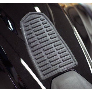 Samolepka - tank pad na nádrž motocyklu ONEDESIGN TANKPAD SOFT TOUCH ČERNÁ rozměr 90mm x 150mm 